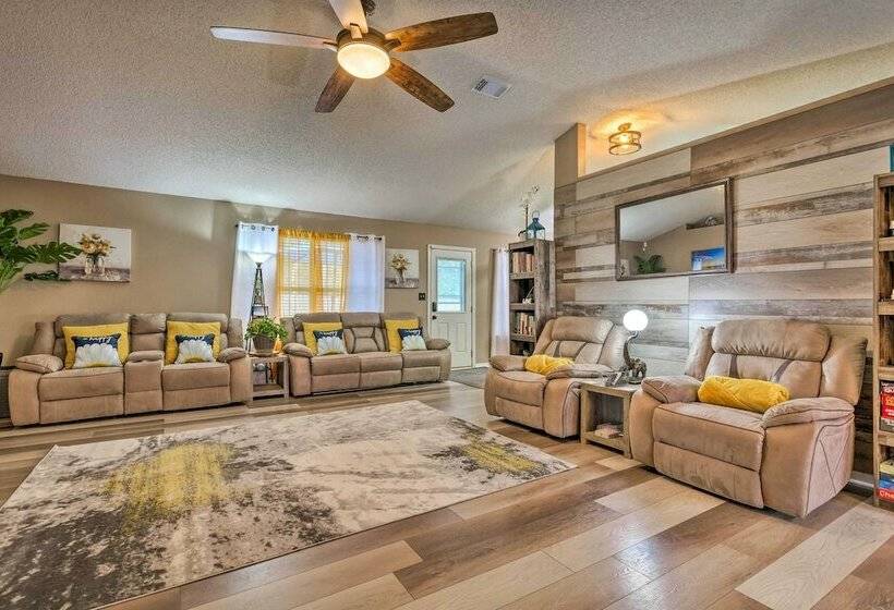Pensacola Home W/ Private Backyard & Fire Pit