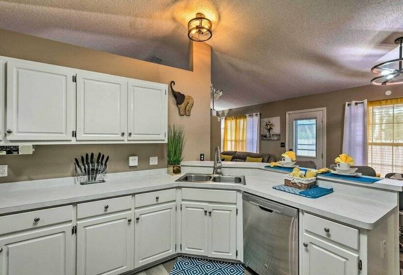 Pensacola Home W/ Private Backyard & Fire Pit