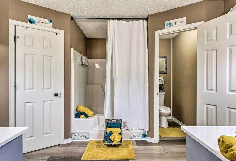 Pensacola Home W/ Private Backyard & Fire Pit