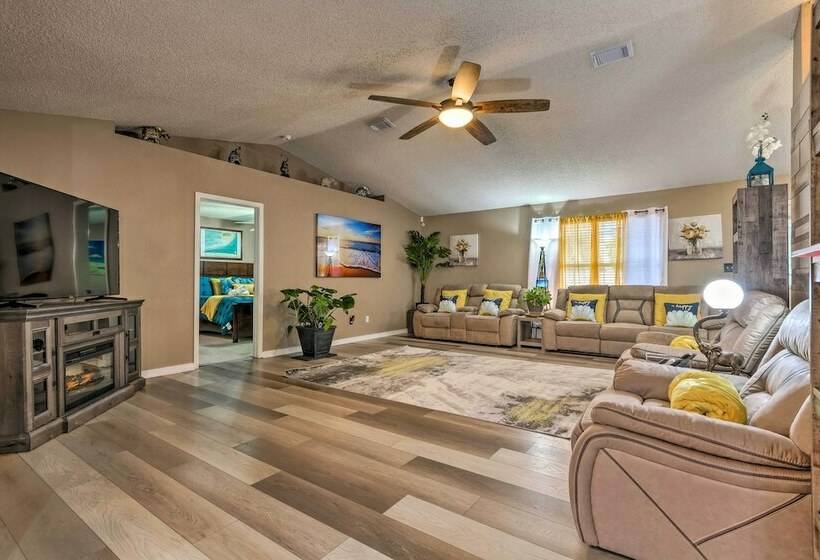 Pensacola Home W/ Private Backyard & Fire Pit