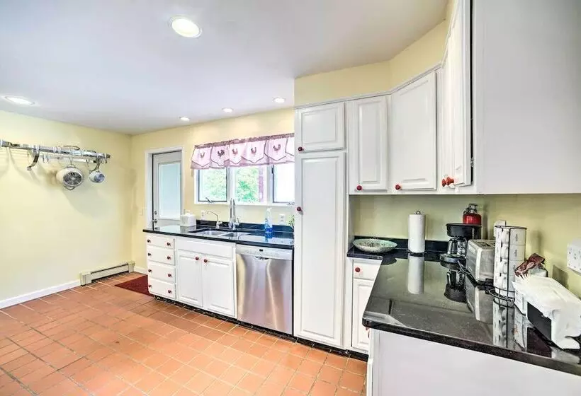 Pet Friendly Latham Retreat ~ 7 Mi To Albany!