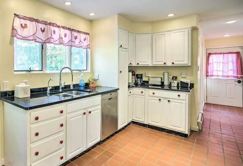 Pet Friendly Latham Retreat ~ 7 Mi To Albany!