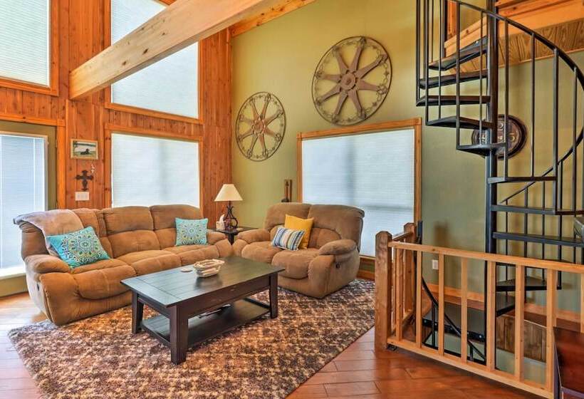 Rustic Lamar Cabin W/ Deck & Private Hot Tub