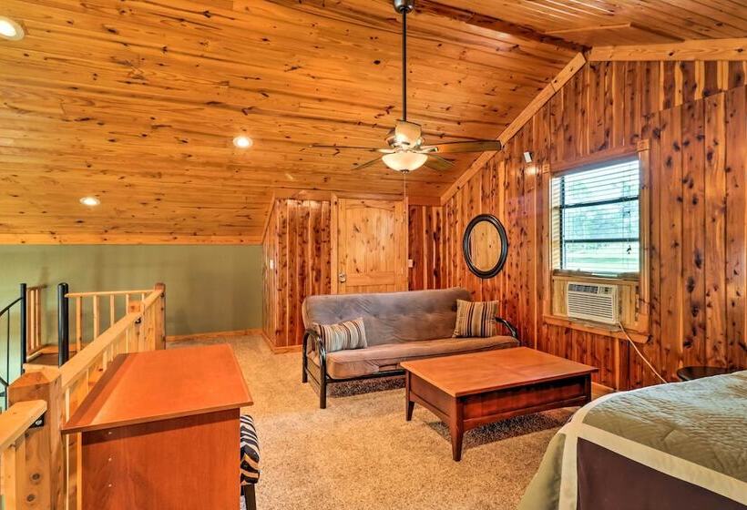 Rustic Lamar Cabin W/ Deck & Private Hot Tub