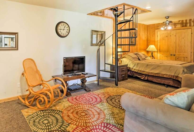 Rustic Lamar Cabin W/ Deck & Private Hot Tub