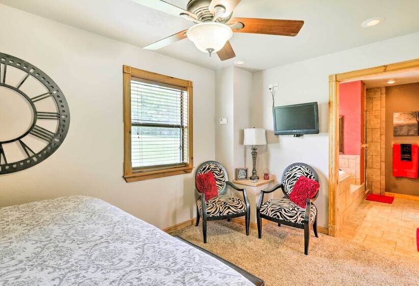 Rustic Lamar Cabin W/ Deck & Private Hot Tub