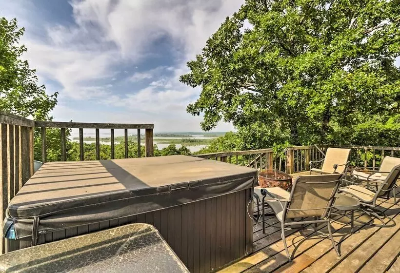 Rustic Lamar Cabin W/ Deck & Private Hot Tub