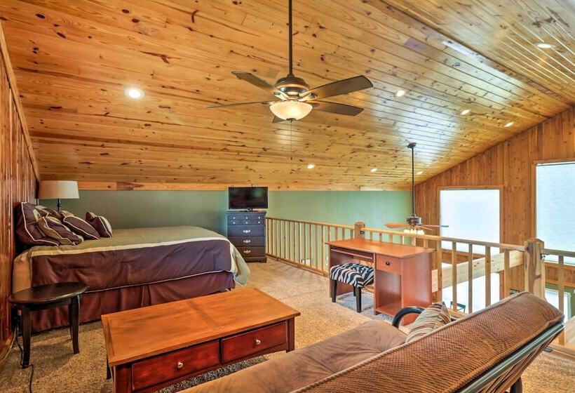 Rustic Lamar Cabin W/ Deck & Private Hot Tub