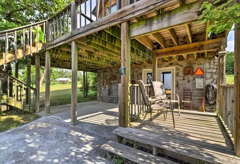 Rustic Lamar Cabin W/ Deck & Private Hot Tub