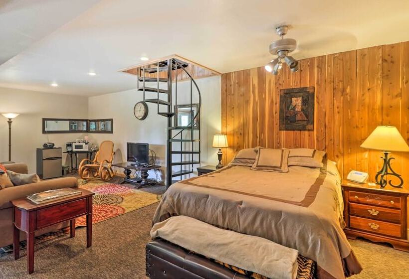 Rustic Lamar Cabin W/ Deck & Private Hot Tub