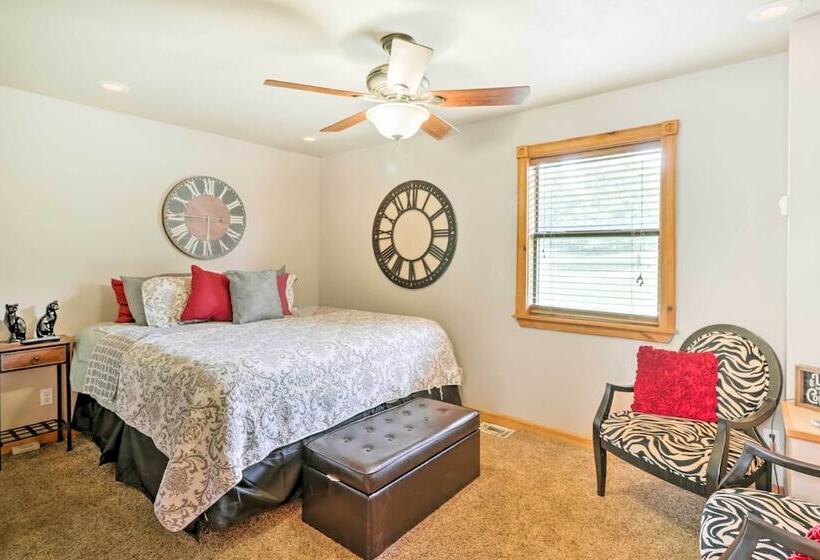 Rustic Lamar Cabin W/ Deck & Private Hot Tub