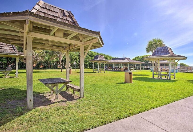 Quiet Satellite Beach Home W/ Lanai, Walk To Beach