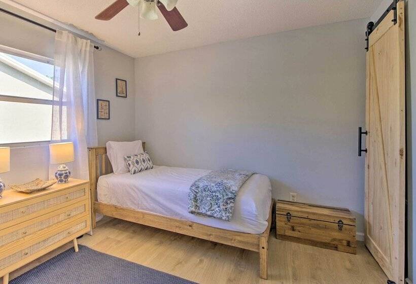 Quiet Satellite Beach Home W/ Lanai, Walk To Beach