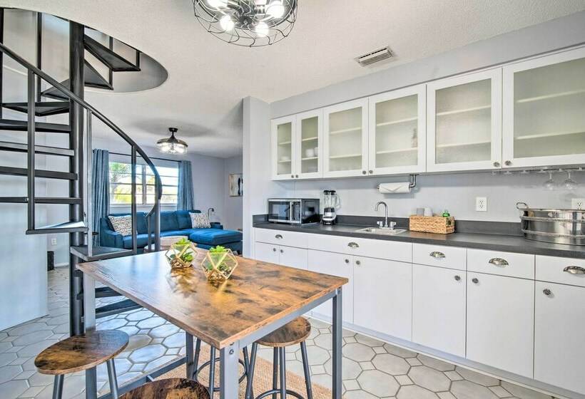 Spacious Gulf Front Hudson Home W/ Dock!