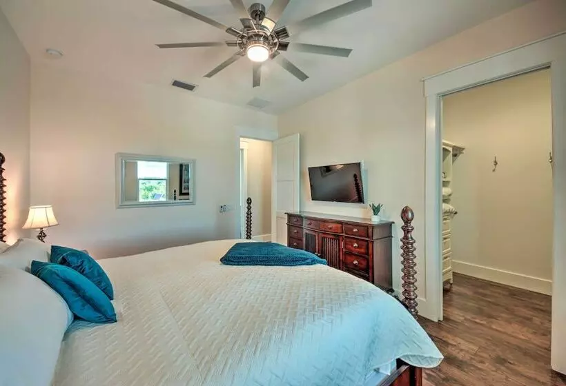 Sprawling Fort Denaud Paradise: Pool, Hot Tub