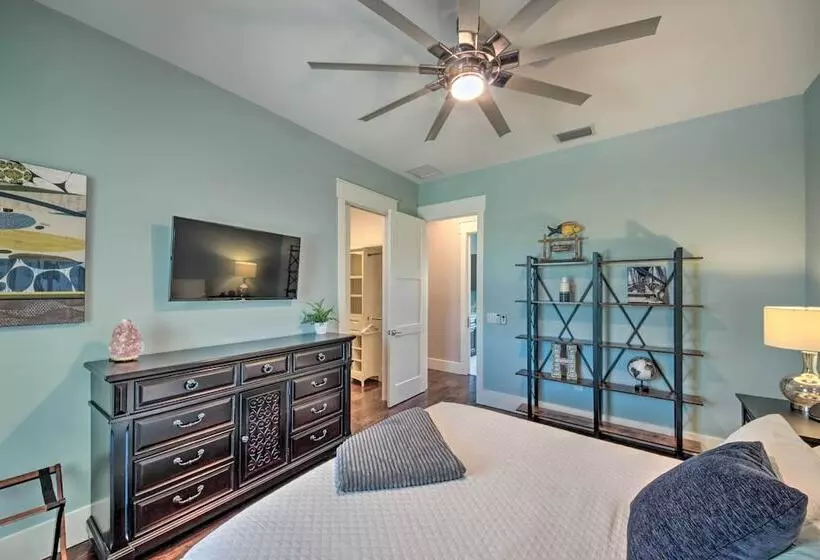 Sprawling Fort Denaud Paradise: Pool, Hot Tub