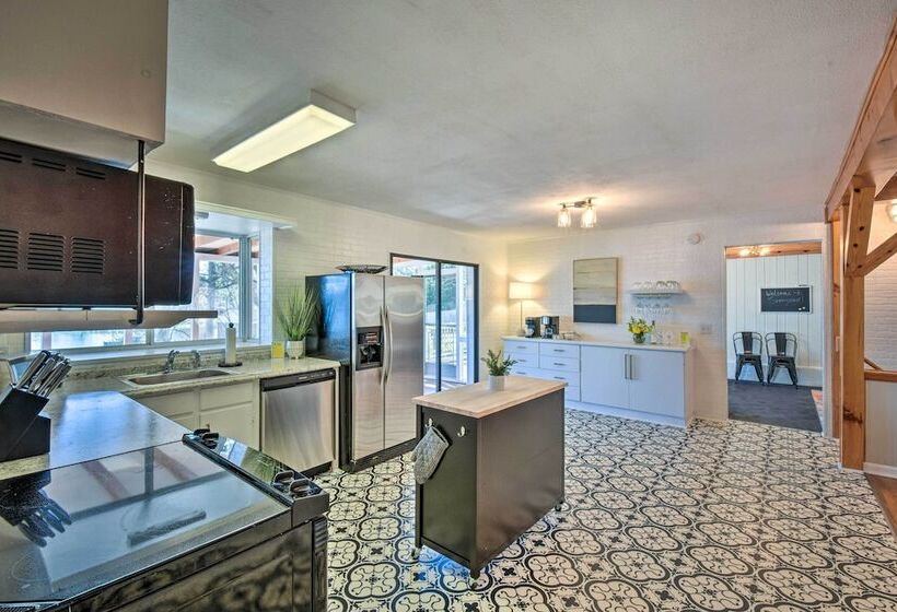 Stunning Seneca Home W/ Lake Keowee Access!