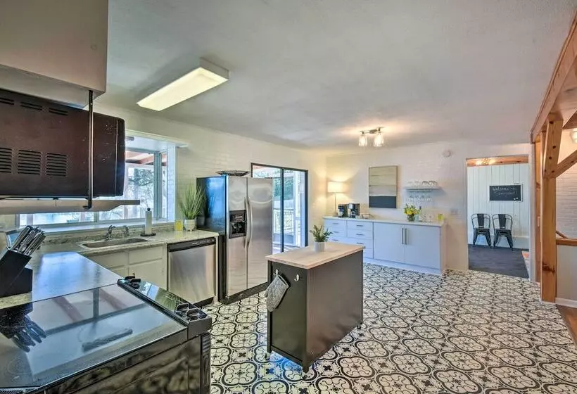 Stunning Seneca Home W/ Lake Keowee Access!