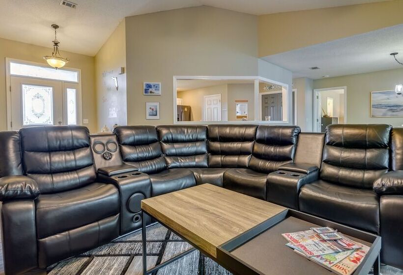 Sunny Pensacola Home W/ Fire Pit & Gas Grill!