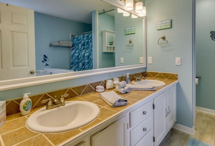 Sunny Pensacola Home W/ Fire Pit & Gas Grill!