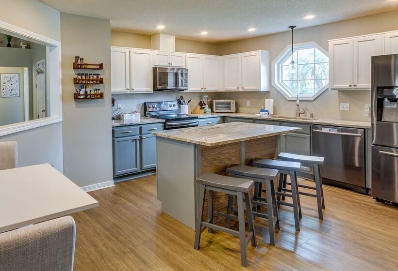 Sunny Pensacola Home W/ Fire Pit & Gas Grill!