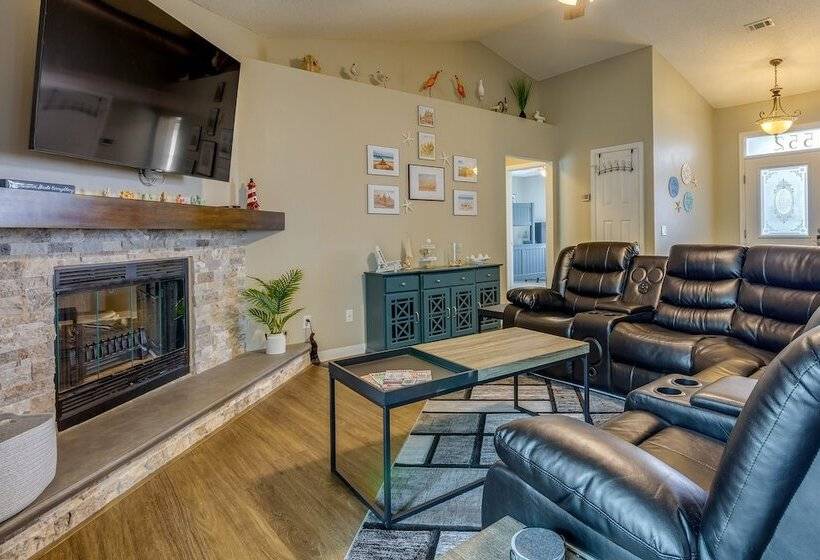 Sunny Pensacola Home W/ Fire Pit & Gas Grill!