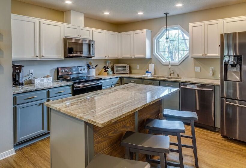 Sunny Pensacola Home W/ Fire Pit & Gas Grill!