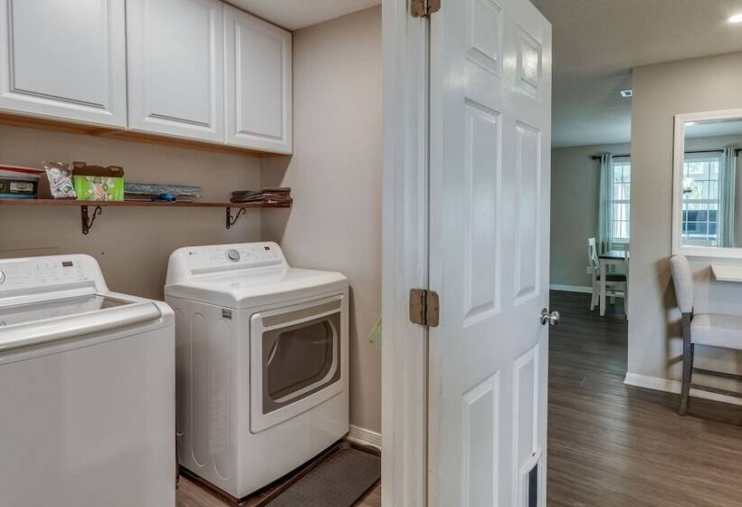 Sunny Pensacola Home W/ Fire Pit & Gas Grill!