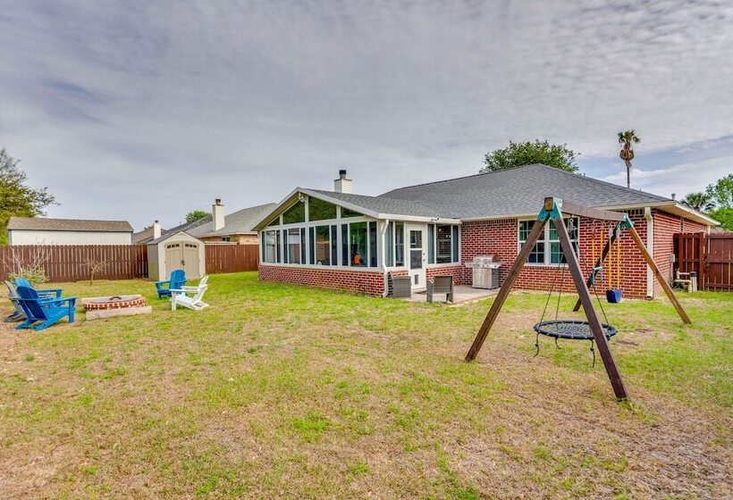 Sunny Pensacola Home W/ Fire Pit & Gas Grill!