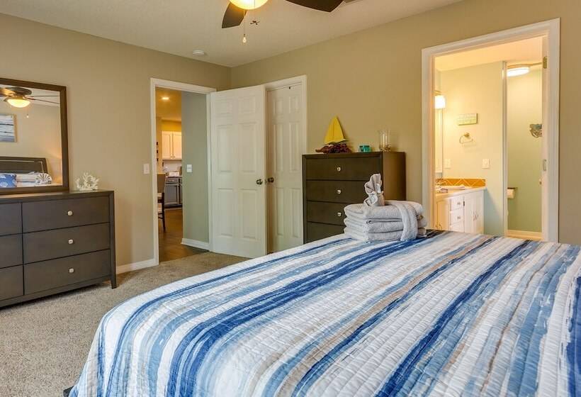 Sunny Pensacola Home W/ Fire Pit & Gas Grill!