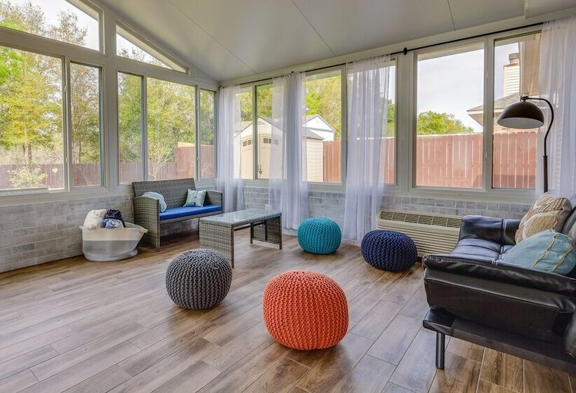 Sunny Pensacola Home W/ Fire Pit & Gas Grill!