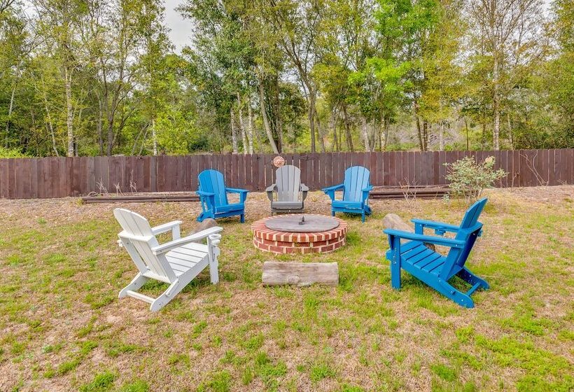 Sunny Pensacola Home W/ Fire Pit & Gas Grill!