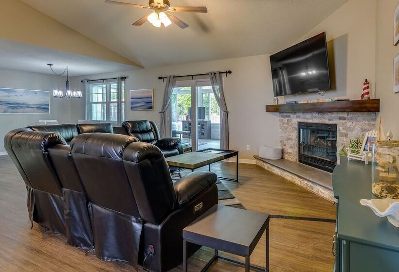 Sunny Pensacola Home W/ Fire Pit & Gas Grill!