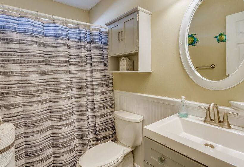 Sunny Pensacola Home W/ Fire Pit & Gas Grill!