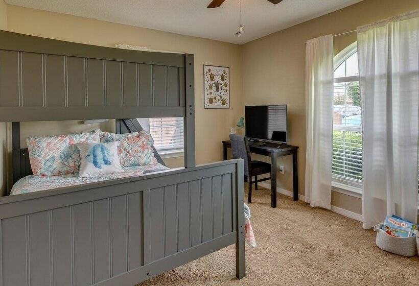 Sunny Pensacola Home W/ Fire Pit & Gas Grill!