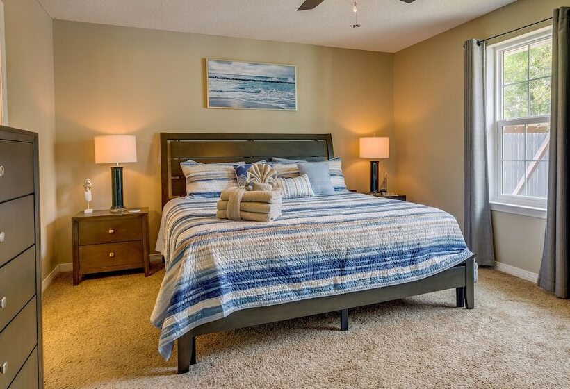 Sunny Pensacola Home W/ Fire Pit & Gas Grill!