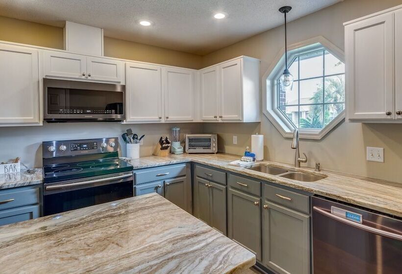 Sunny Pensacola Home W/ Fire Pit & Gas Grill!