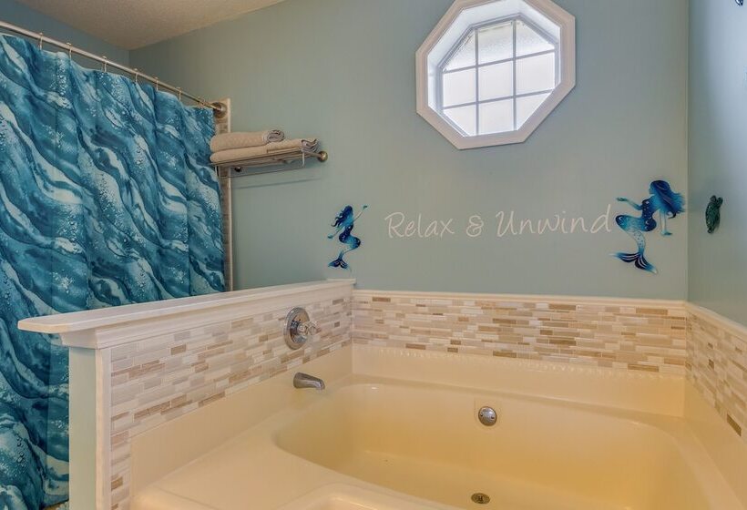 Sunny Pensacola Home W/ Fire Pit & Gas Grill!