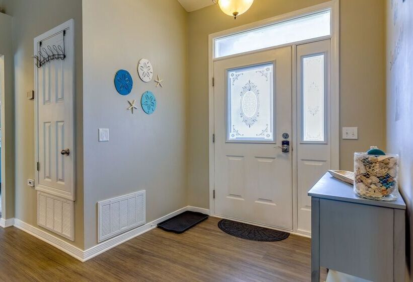 Sunny Pensacola Home W/ Fire Pit & Gas Grill!