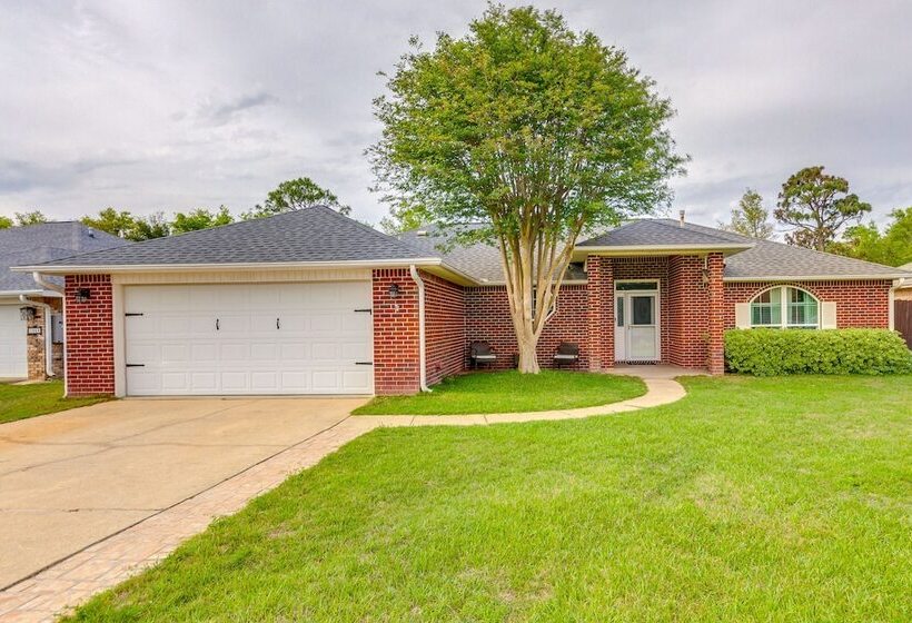 Sunny Pensacola Home W/ Fire Pit & Gas Grill!