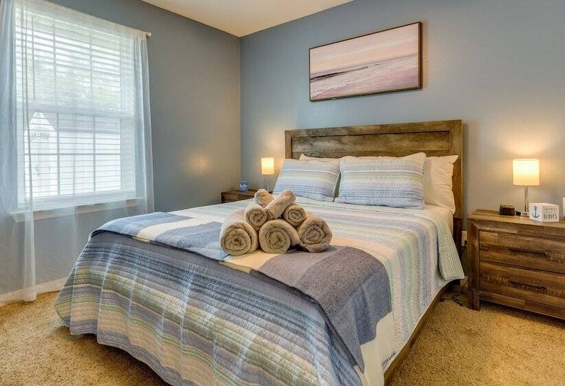 Sunny Pensacola Home W/ Fire Pit & Gas Grill!