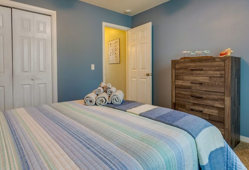 Sunny Pensacola Home W/ Fire Pit & Gas Grill!