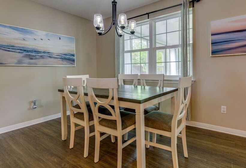 Sunny Pensacola Home W/ Fire Pit & Gas Grill!