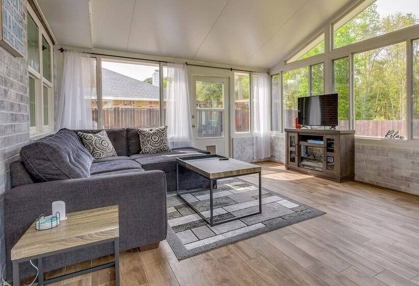 Sunny Pensacola Home W/ Fire Pit & Gas Grill!