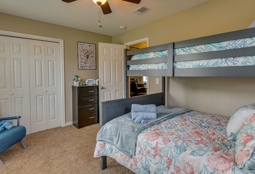 Sunny Pensacola Home W/ Fire Pit & Gas Grill!