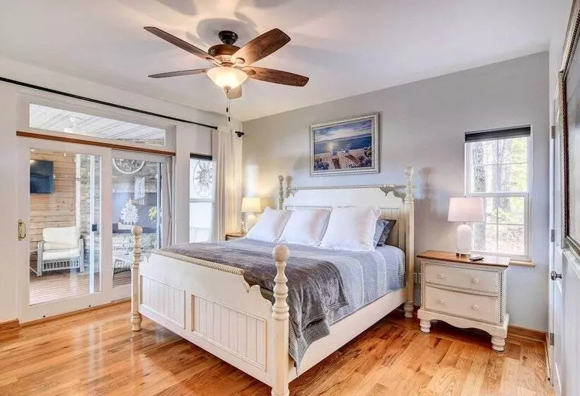 Secluded Branson Escape W/ Pool & Game Room!