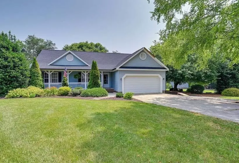 Family Home W/ Pool ~ 11 Mi To Greensboro