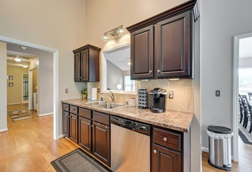 Family Home W/ Pool ~ 11 Mi To Greensboro