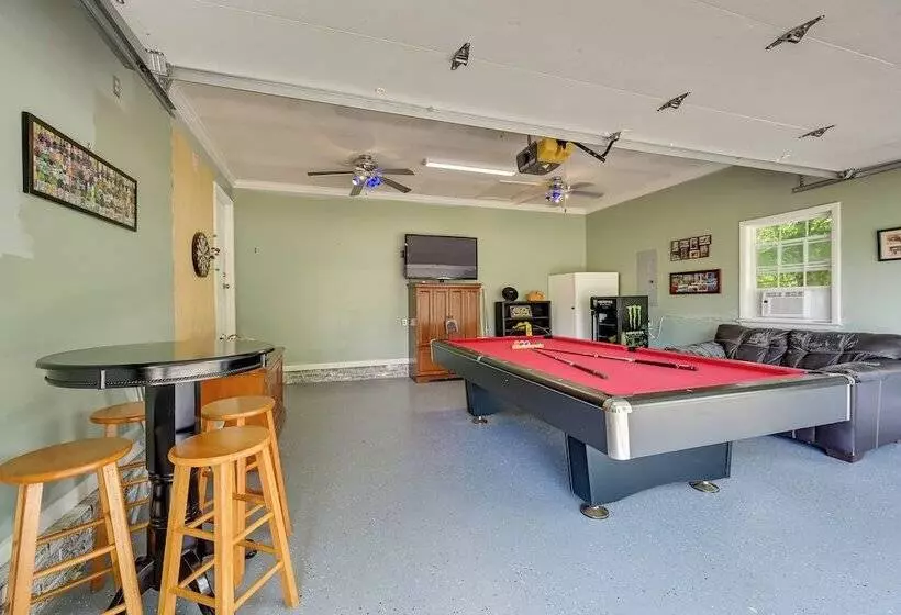 Family Home W/ Pool ~ 11 Mi To Greensboro