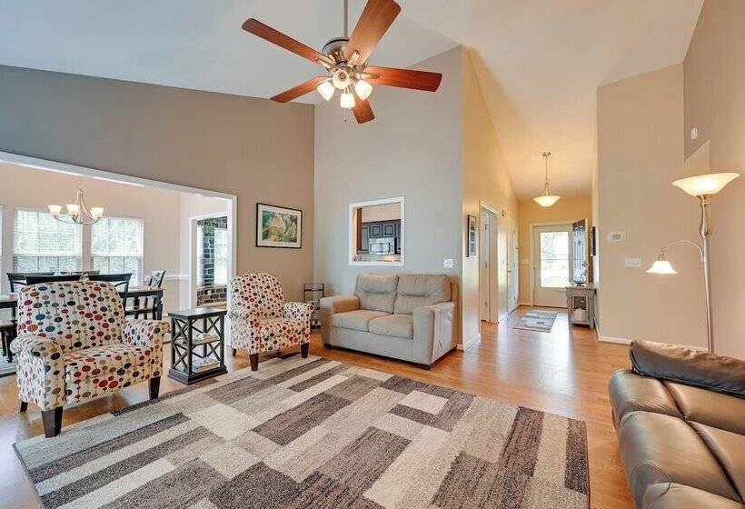 Family Home W/ Pool ~ 11 Mi To Greensboro